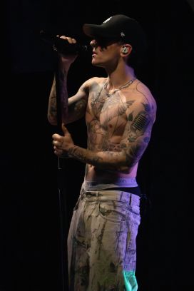 23.11.25 - MEL&shy;ROSE AVE&shy;NUE & COMASTATIC