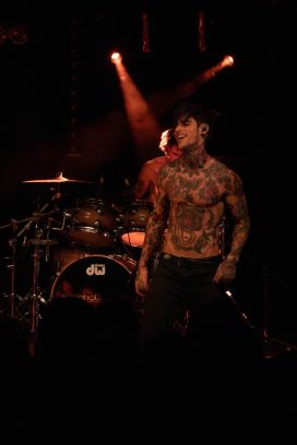 23.11.25 - MEL&shy;ROSE AVE&shy;NUE & COMASTATIC